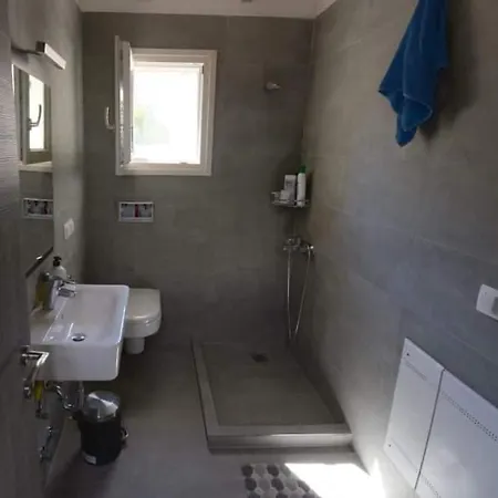 Wood Metal Glass Apartamento Kontokali