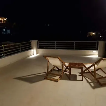 Wood Metal Glass Apartamento Kontokali